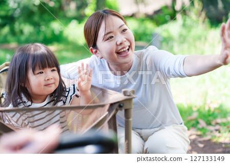 母親和孩子高興地乘坐運輸車 127133149