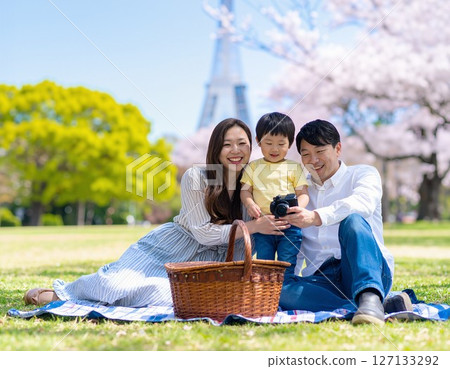 Spring sunshine and family smiles 127133292