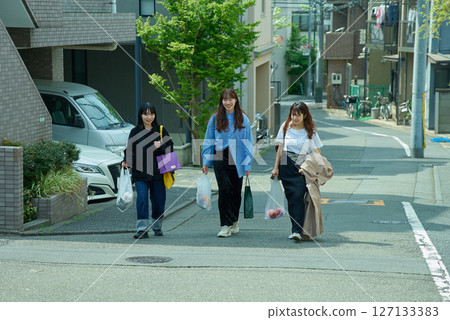三個女人在城市裡行走 127133383
