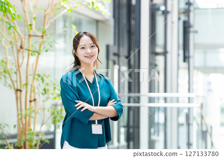 年輕的工程師在辦公室工作。 年輕的工程師在辦公室工作。 127133780