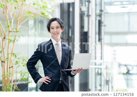 在辦公室工作的商務人士。 在辦公室工作的商務人士。 127134158