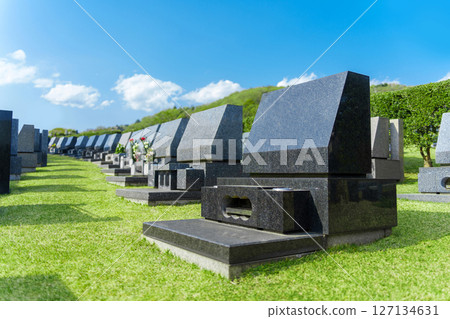 草坪墓園裡的西式墓碑。在陽光明媚的日子裡，廣闊墓地的風景照。 127134631