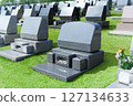 草坪墓園裡的西式墓碑。這是一張陽光明媚的日子裡墓地的風景照。 127134633