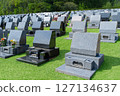 草坪墓園裡的西式墓碑。在陽光明媚的日子裡，廣闊墓地的風景照。 127134637