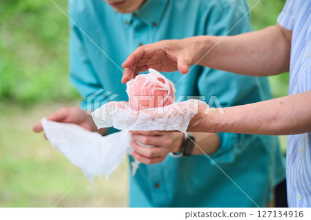 做烤蘋果，老年夫婦，露營，戶外，燒烤，燒烤，家庭 127134916