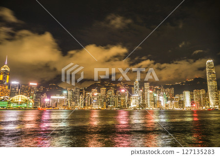維多利亞港的香港夜景 127135283