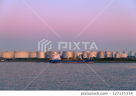 [Sunflower Sapporo: Industrial complex in front of the Tomakomai Ferry Terminal] 127135334
