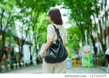女人回頭看著街道 女人回頭看著街道 127135375