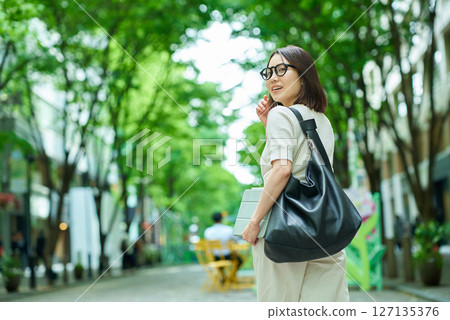 女人回頭看著街道 127135376