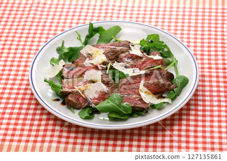 牛肉塔利亞塔佐芝麻菜和帕瑪森起司。義大利美食 127135861
