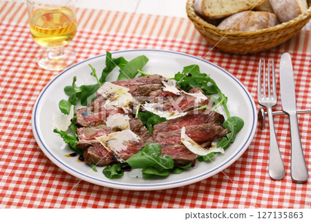 牛肉塔利亞塔佐芝麻菜和帕瑪森起司。義大利美食 牛肉塔利亞塔佐芝麻菜和帕瑪森起司。義大利美食 127135863