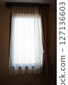 飯店房間窗戶上漂亮的蕾絲窗簾 127136603