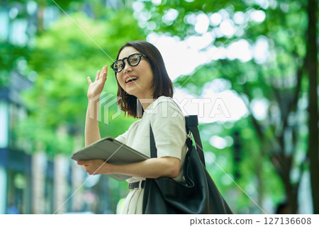 在大街上揮舞著的女人 127136608