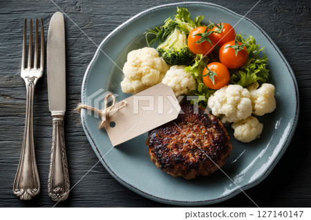 Grilled meat patty with cauliflower, broccoli and cherry tomatoes 127140147
