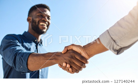 成功的微笑握手 127140244