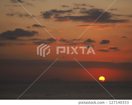 The crimson sky The crimson sky 127140353