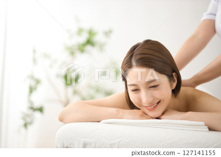 一名二十多歲的女子在美容院接受按摩 127141155