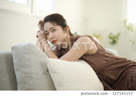 A woman in her 20s relaxing on the sofa - beauty image 127141157