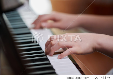 一位年輕的女士彈鋼琴 一位年輕的女士彈鋼琴 127141176
