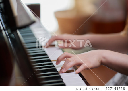 一位年輕的女士彈鋼琴 一位年輕的女士彈鋼琴 127141218
