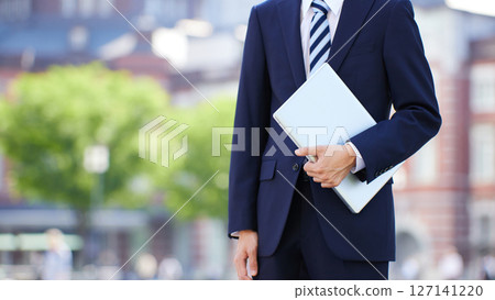 商業區有筆記型電腦的年輕商人 商業區有筆記型電腦的年輕商人 127141220