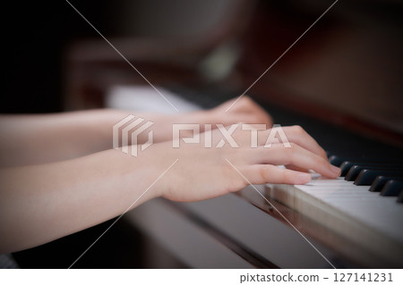 一位年輕的女士彈鋼琴 一位年輕的女士彈鋼琴 127141231