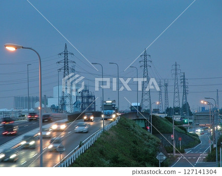 國道17號線拓寬至四車道及職部道路的工程竣工(2013年6月23日)小雨中開往東京的車隊 國道17號線拓寬至四車道及職部道路的工程竣工(2013年6月23日)小雨中開往東京的車隊 127141304