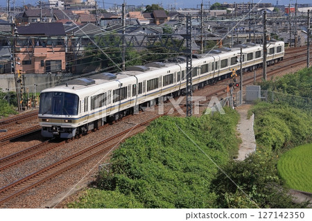 A 223 series train running through the JR Kyoto Line in the scenery of Keihanshin, photographed on 2010/8/26 A 223 series train running through the JR Kyoto Line in the scenery of Keihanshin, photographed on 2010/8/26 127142350