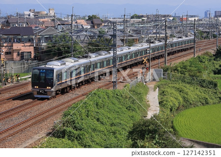 A 321 series train running through the JR Kyoto Line in the scenery of Keihanshin, photographed on August 26, 2010 127142351