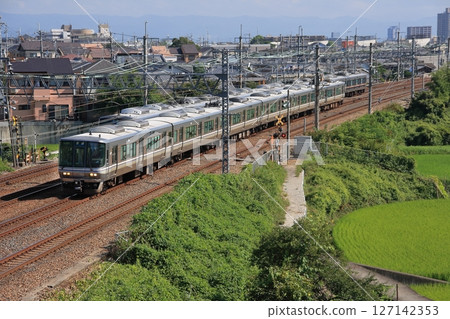 A 223 series train running through the JR Kyoto Line in the scenery of Keihanshin, photographed on 2010/8/26 127142353