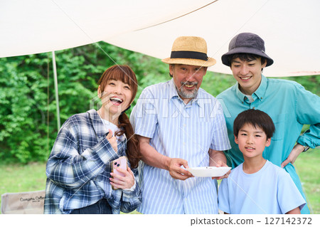 3代人露營戶外烤肉BBQ家庭親子 127142372