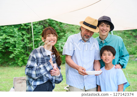 3代人露營戶外烤肉BBQ家庭親子 127142374