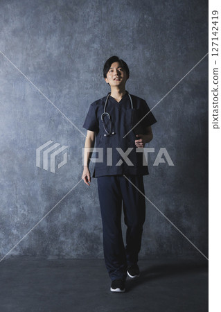 穿手術服的男醫生和護士 穿手術服的男醫生和護士 127142419