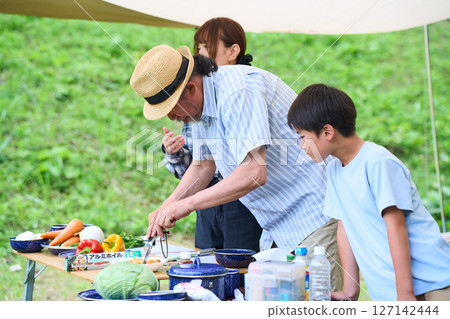 3代人露營戶外烤肉BBQ家庭親子 127142444