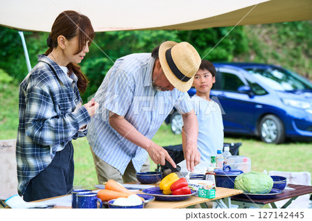 3代人露營戶外烤肉BBQ家庭親子 127142445