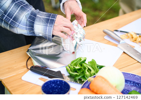 烤蘋果，老年夫婦，露營，戶外，燒烤，燒烤，家庭 127142469