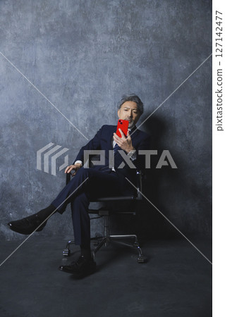 附智慧型手機的高級商人 127142477