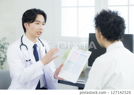 醫生檢查病人 127142520
