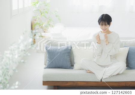 一個女人喝咖啡 127142603