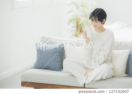 一個女人喝咖啡 127142607