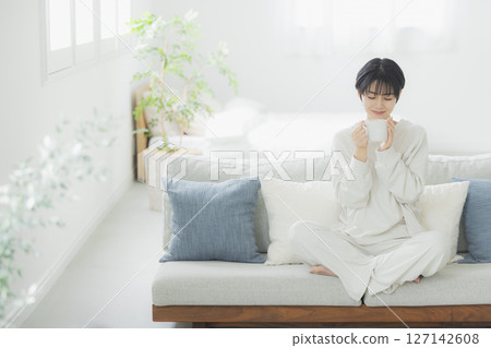 一個女人喝咖啡 127142608