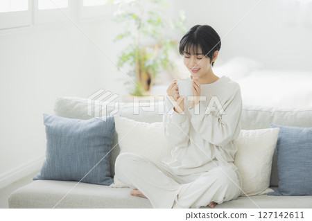 一個女人喝咖啡 127142611