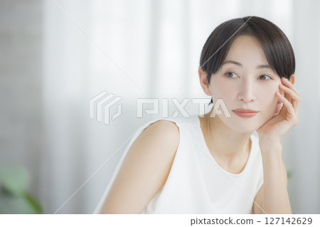 做皮膚護理的中年婦女 127142629