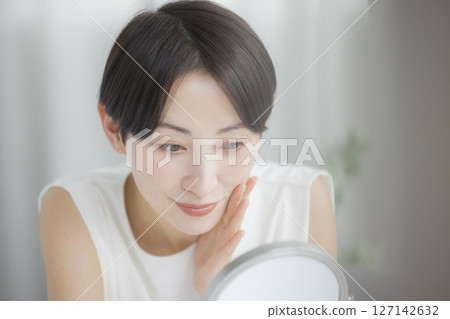 做皮膚護理的中年婦女 127142632