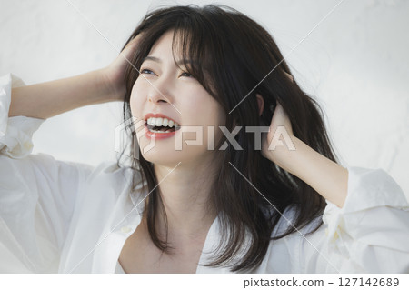 A woman in a white shirt 127142689