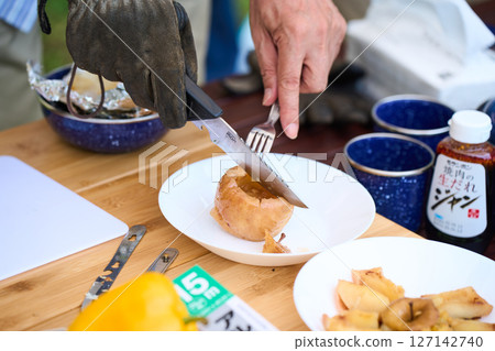 Baked apples, apples baked in foil, wrapped in foil, camping, outdoor, barbecue, BBQ, family, parent and child Baked apples, apples baked in foil, wrapped in foil, camping, outdoor, barbecue, BBQ, family, parent and child 127142740