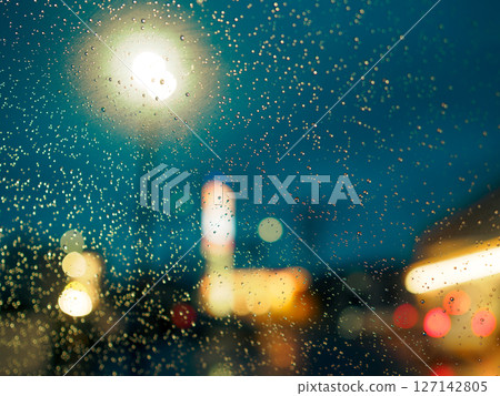 雨夜行駛的車窗玻璃 雨夜行駛的車窗玻璃 127142805