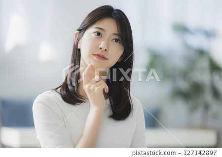 在房間裡思考的年輕女人 127142897