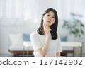在房間裡思考的年輕女人 127142902