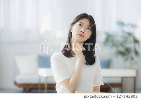 在房間裡思考的年輕女人 127142902